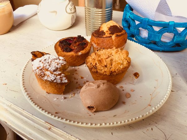 How to Master the Delicate Art of French Madeleines with a Lemon Glaze?